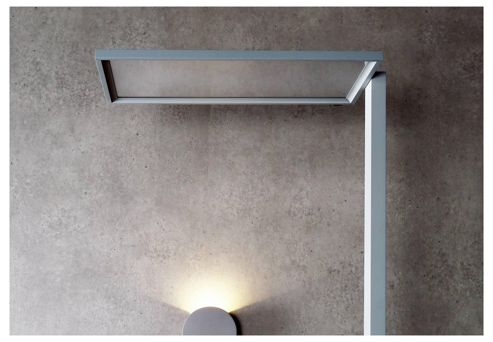Moderne, minimalistische Wandleuchte mit einem rechteckigen Arm und einem kleinen leuchtenden Licht, das einen nach oben gerichteten Lichtschein auf eine graue, strukturierte Wand wirft.