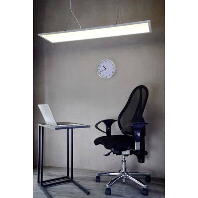 Ein moderner, minimalistisch eingerichteter Raum mit einem Laptop auf einem kleinen Tisch, einem ergonomischen Stuhl und einer Wanduhr.