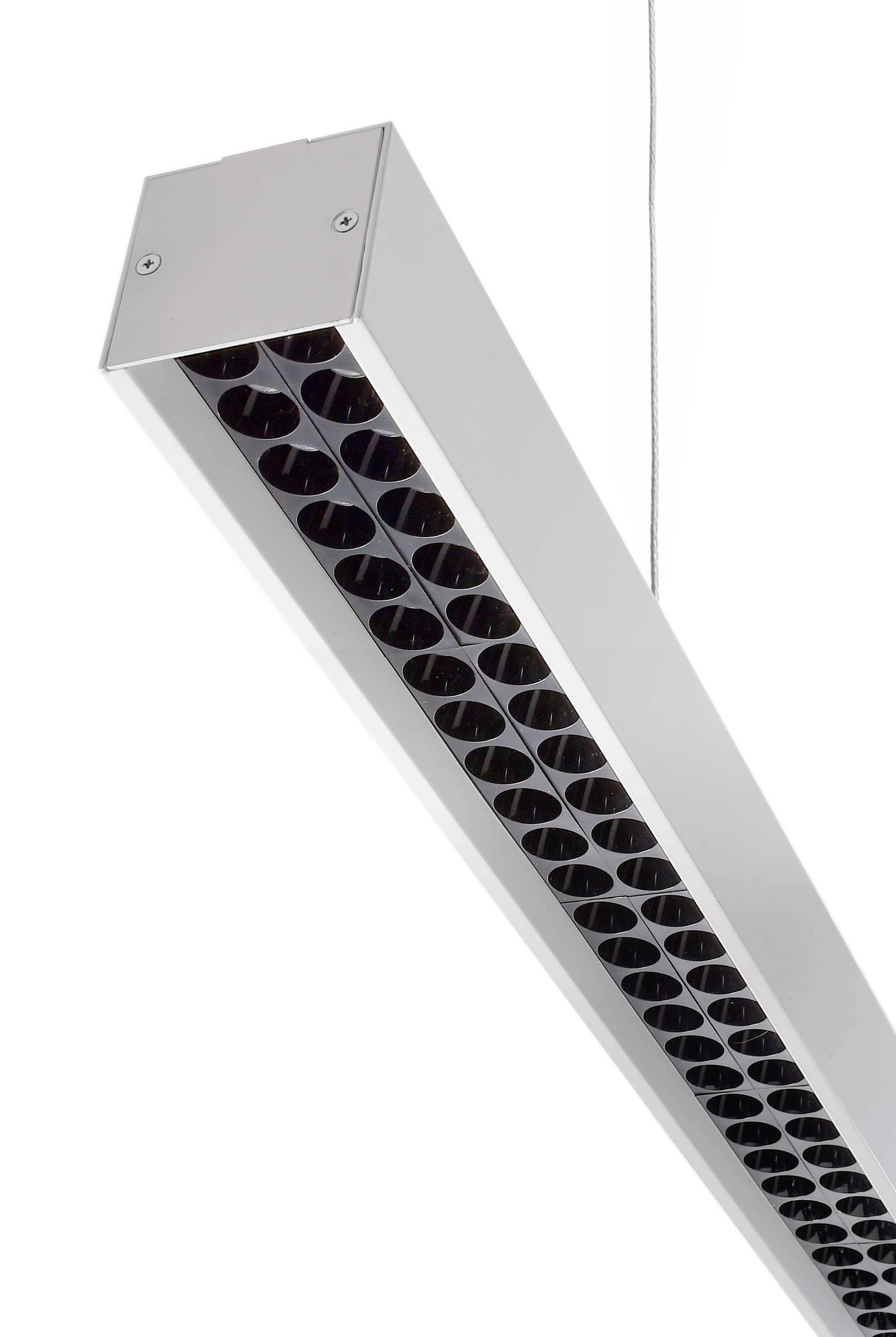 Eine moderne, rechteckige Hängelampe aus Metall mit Wabenmuster auf der Unterseite. Sie ist an einem Kabel befestigt.