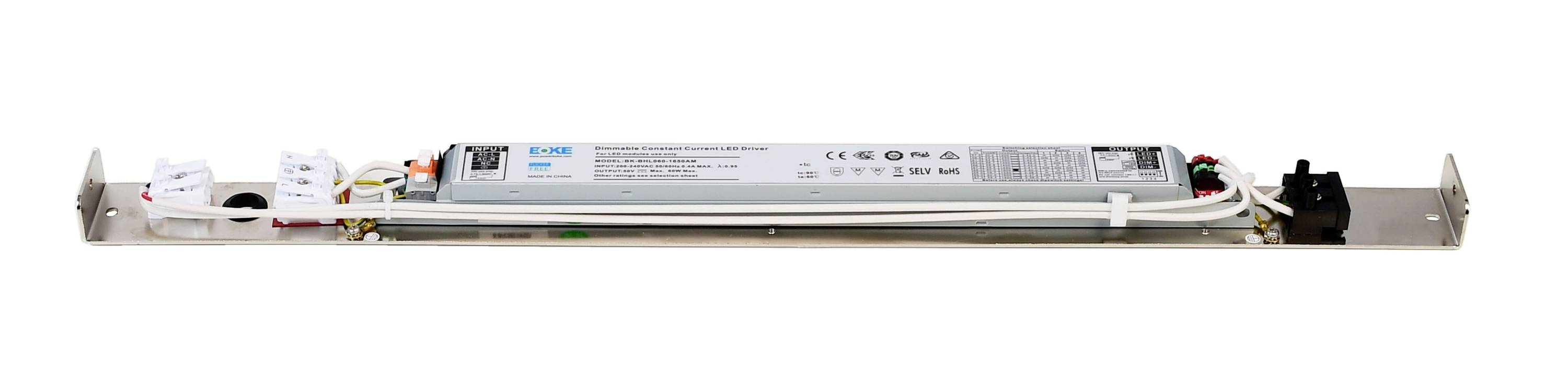 Ein LED-Transformator mit Kabeln und Anschlussklemmen auf einer Metallhalterung, geeignet für den Einbau in Leuchten.