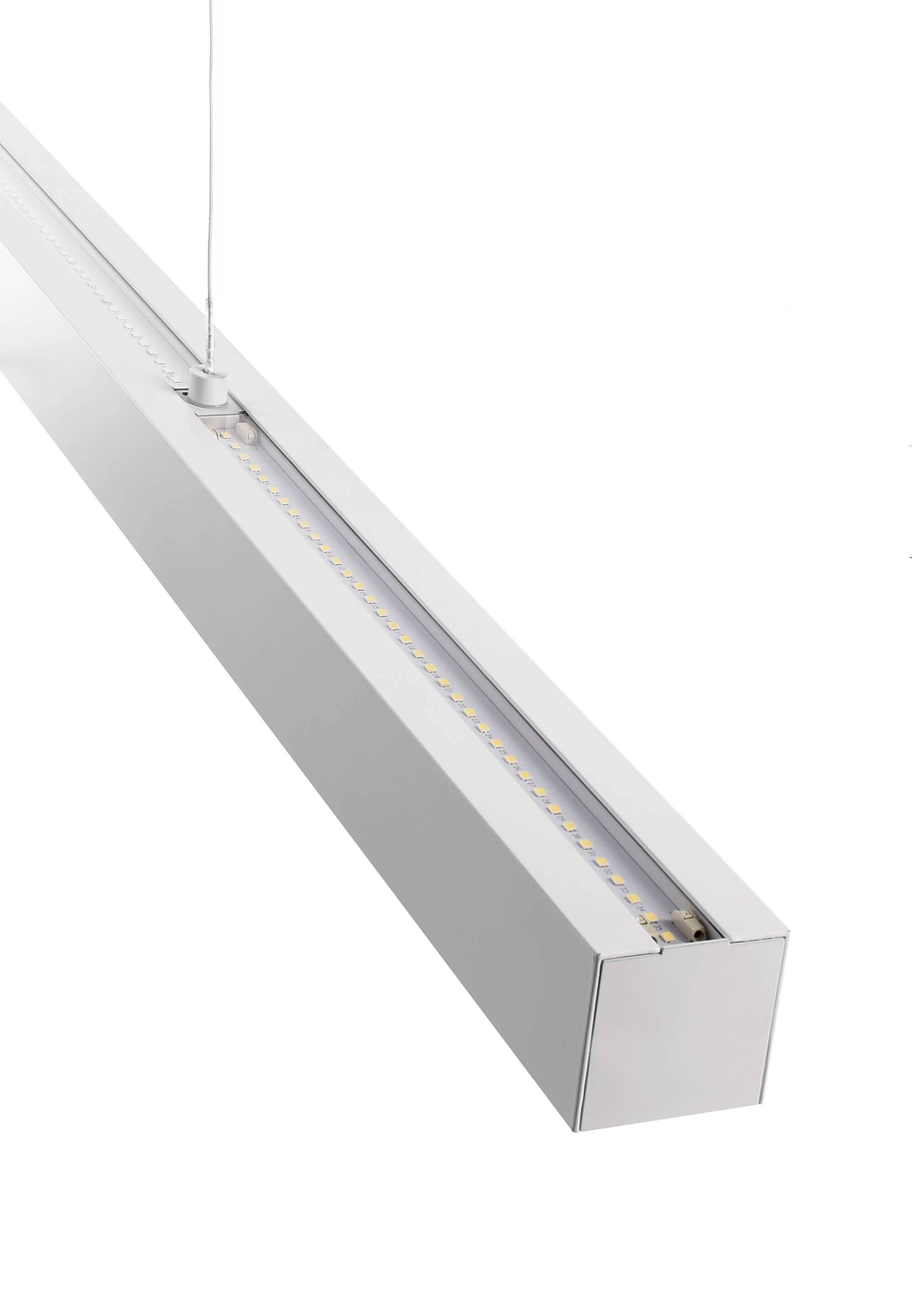Eine lange, schmale LED-Deckenleuchte mit einem minimalistischen Design, hängend an einem dünnen Draht, ideal für moderne Innenräume.