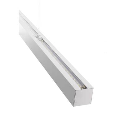 Eine lange, schmale LED-Deckenleuchte mit einem minimalistischen Design, hängend an einem dünnen Draht, ideal für moderne Innenräume.