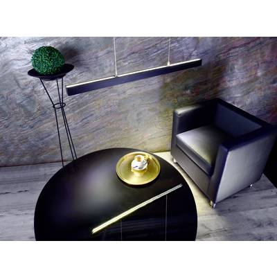 Schwarz-grauer Loungebereich mit rundem Tisch, goldener Platte und Espressotasse, schwarzem Sessel, dekorativer Pflanze und moderner Beleuchtung.