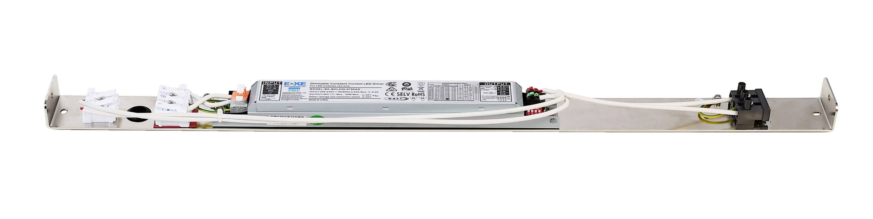 Ein elektronisches Vorschaltgerät für LED-Leuchten, mit mehreren Kabeln und Anschlusspunkten, auf einer Metallhalterung montiert.