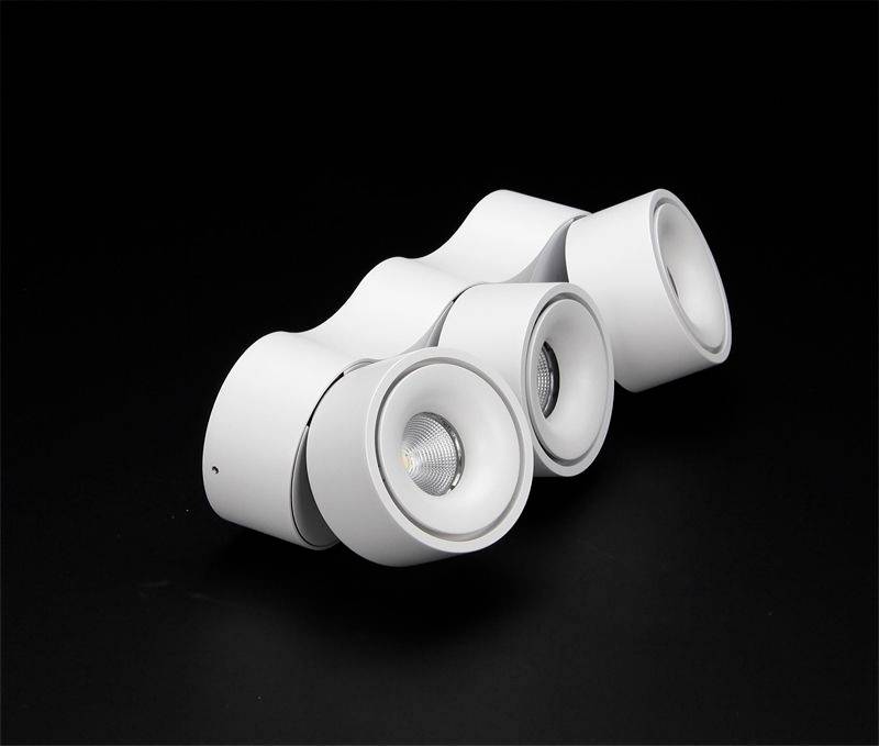 Weiße, moderne LED-Deckenleuchte mit drei beweglichen Spots auf schwarzem Hintergrund. Ideal für stilvolle Innenraumbeleuchtung.