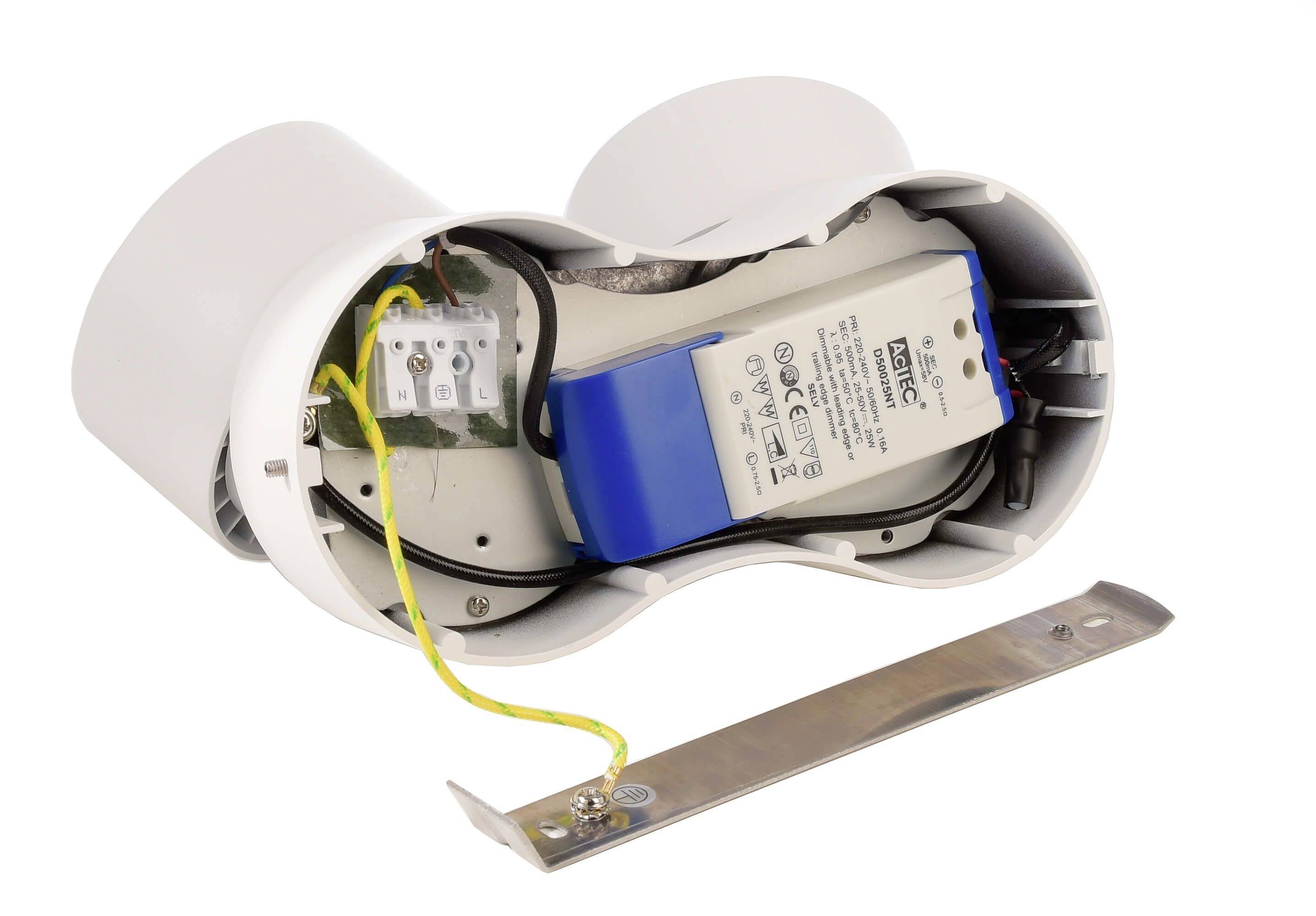 LED-Lampe mit geöffnetem Gehäuse zeigt interne Verkabelung und Elektronikkomponenten. Ein gelb-grünes Kabel ist sichtbar angeschlossen.