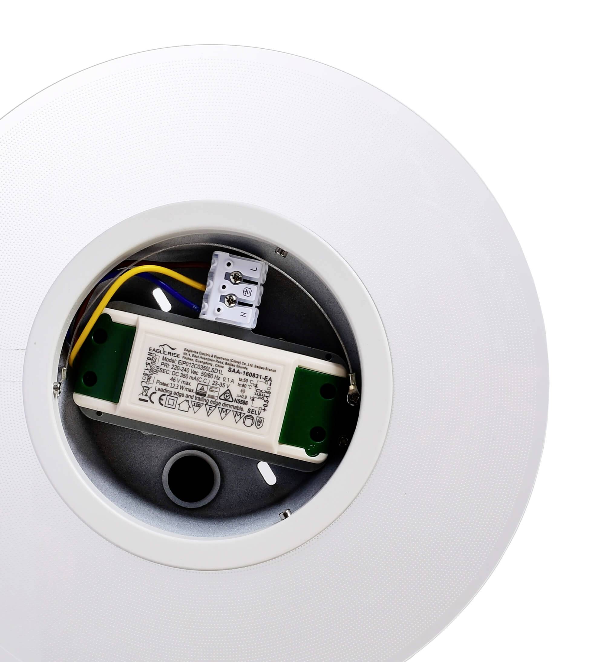Ein offener Rauchmelder zeigt die interne Elektronik und Verkabelung, die für einen Austausch oder eine Wartung sichtbar sind.