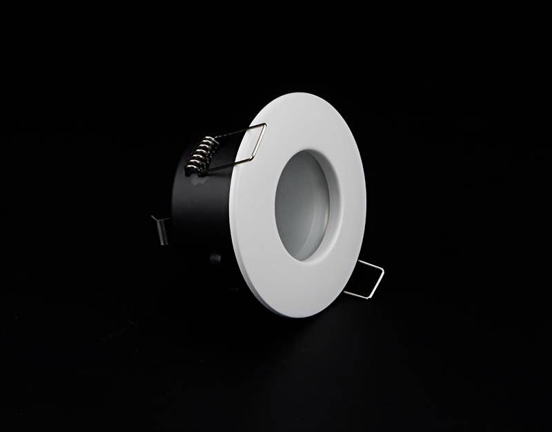Rundes, weißes Einbau-Downlight vor schwarzem Hintergrund; modernes Design, geeignet für Deckenmontage.