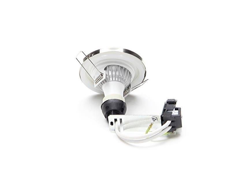 Eine weiße LED-Einbaustrahler-Lampe mit Kabeln und einem Stecker, in diagonaler Perspektive.