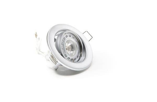 Deckeneinbaustrahler mit rundem, silbernem Rahmen und LED-Leuchtmittel, geeignet für moderne Innenraumbeleuchtung.