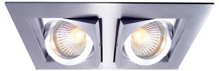 Zwei Einbaustrahler in einem quadratischen Gehäuse aus gebürstetem Metall, beide Lampen eingeschaltet und nach unten gerichtet.