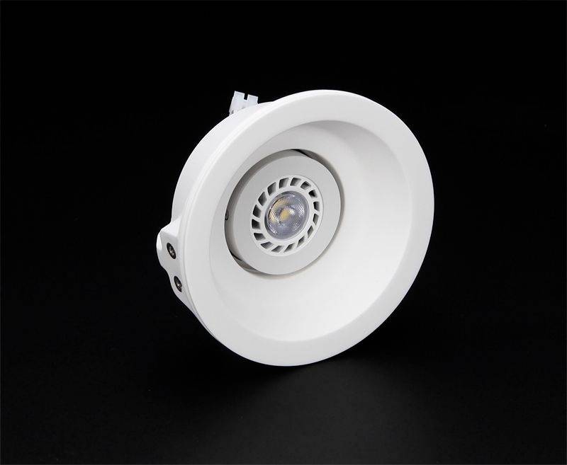 Ein weißer runder LED-Deckeneinbauspot vor schwarzem Hintergrund. Der Spot hat ein zentrales Lichtmodul und ist schwenkbar.