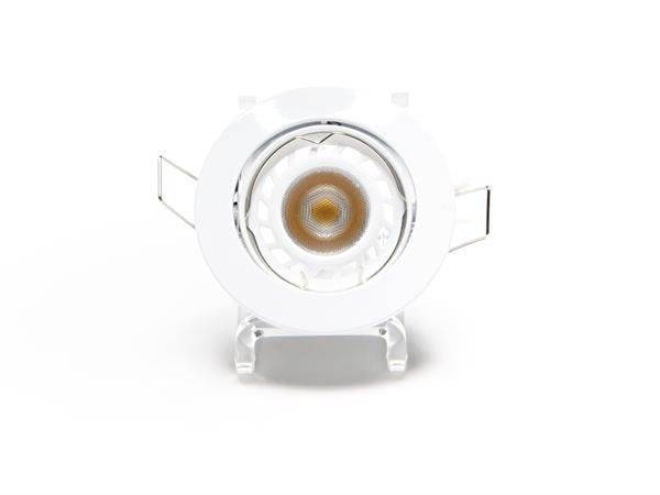 Ein runder LED-Spot auf weißem Hintergrund mit silbernem Rand, zentral platziert. Er ist einbaubar und energieeffizient.