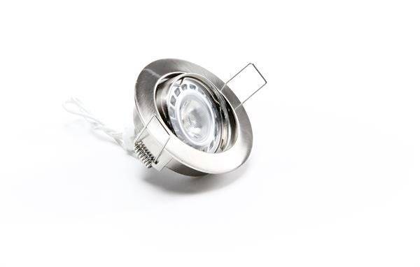 Ein runder, silberner Einbaustrahler mit sichtbarer Lampe und Kabeln, geeignet für Deckenmontage. Richte ihn, um Licht zu lenken.