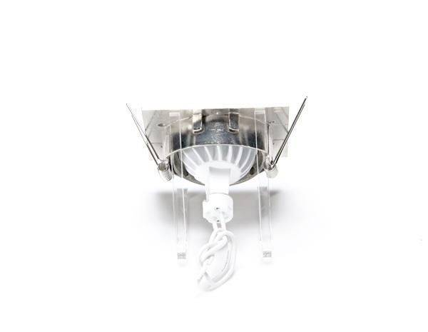 LED-Deckeneinbaustrahler in Metallgehäuse, Ansicht von unten. Sichtbar sind der Leuchtkörper und Anschlusskabel.