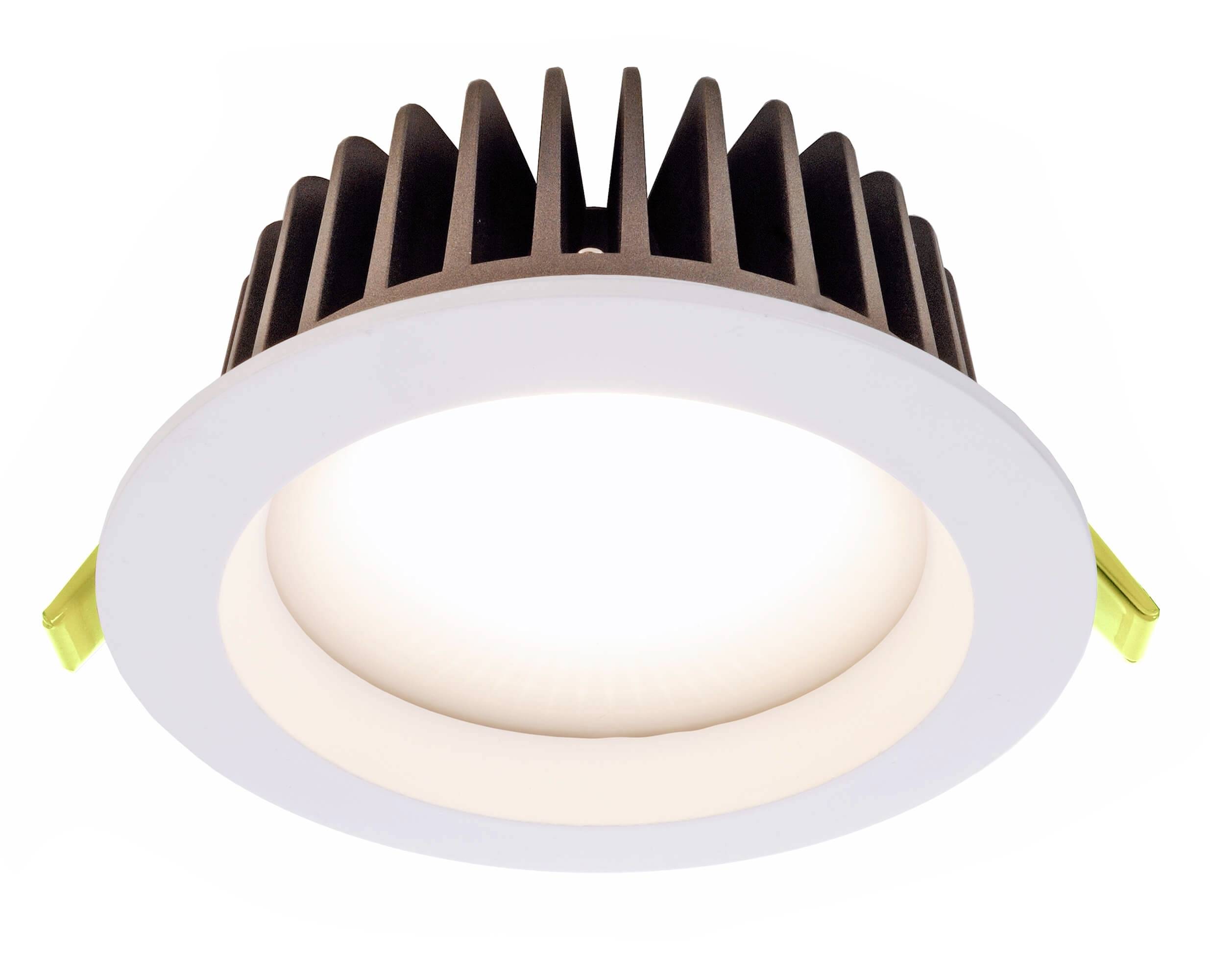 Runde LED-Deckenleuchte mit weißem Gehäuse und schwarzen Kühlrippen, frontal von unten fotografiert.