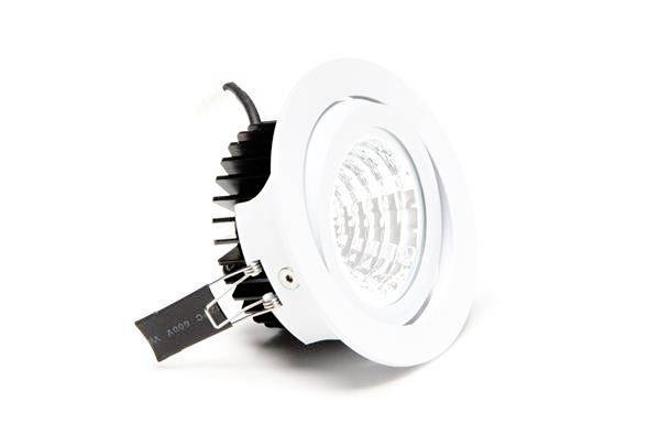 Ein weißer LED-Deckenstrahler mit kreisförmigem Rahmen und Kühlrippen ist abgebildet. Er ist nach links geneigt, mit sichtbarem Anschlusskabel.