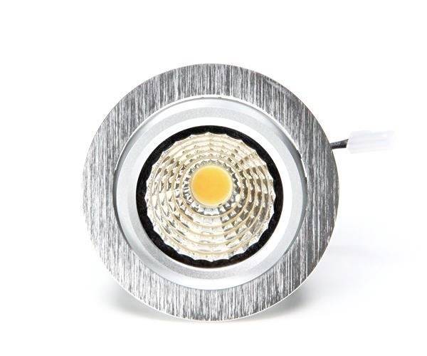 Ein runder LED-Spot in einem silbernen Gehäuse. Die Mitte zeigt die LED-Technologie mit einem wabenförmigen Muster.