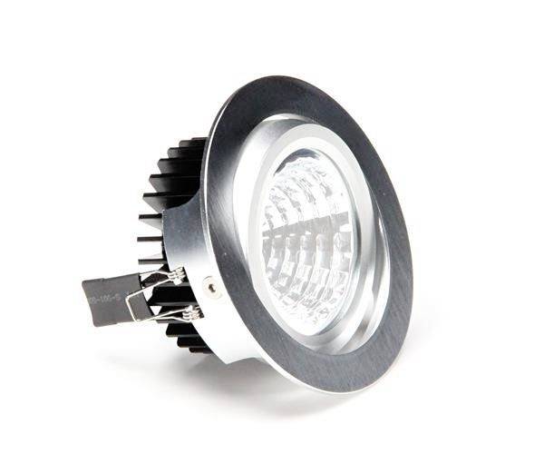 Eine silberne LED-Downlight-Leuchte mit runder Form und geripptem Kühlkörper. Geeignet für energieeffiziente Beleuchtung.