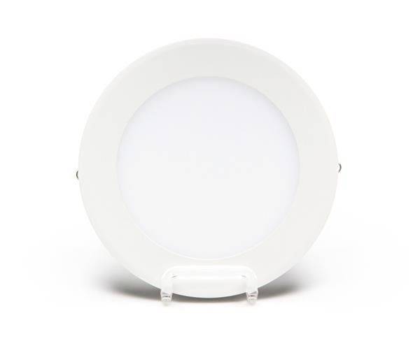 Ein runder, flacher LED-Deckenstrahler in weiß. Er ist auf einem Ständer platziert und hat ein schlichtes, modernes Design.