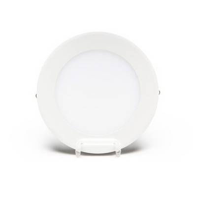 Ein runder, flacher LED-Deckenstrahler in weiß. Er ist auf einem Ständer platziert und hat ein schlichtes, modernes Design.