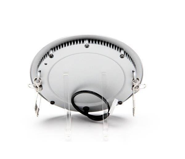 Unterseite eines runden LED-Panels mit Metallhaken und einem schwarzen Kabel, das zur Stromversorgung dient.