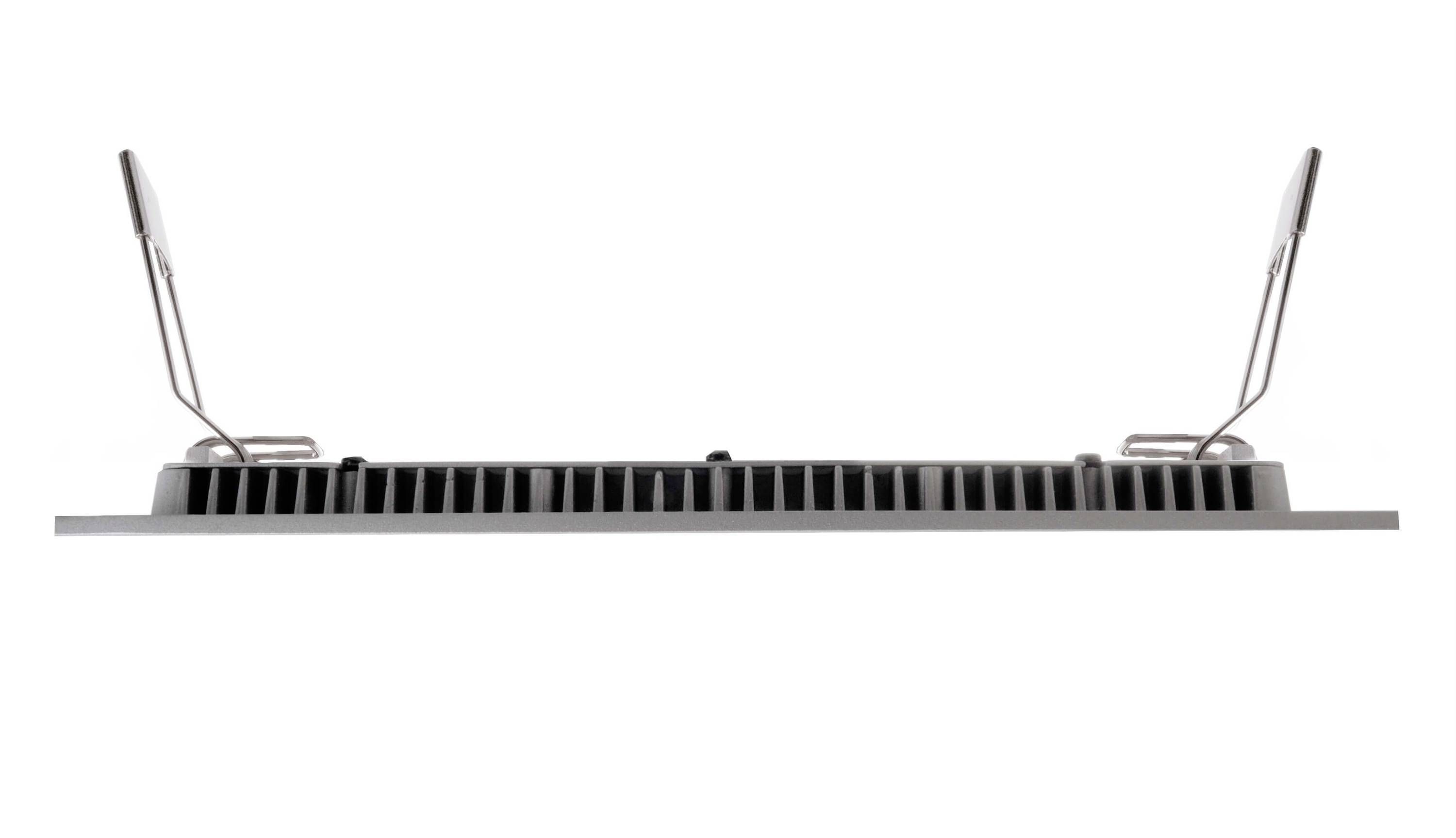 Flacher LED-Deckeneinbaustrahler von der Seite, mit zwei metallischen Halteklammern, die nach oben gebogen sind.
