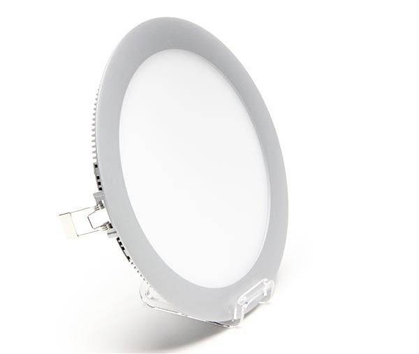 Runde LED-Deckenleuchte mit weißem Licht und silbernem Rand, seitlich auf durchsichtigem Ständer präsentiert.
