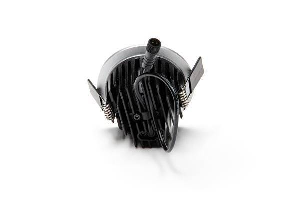 Runde schwarze Kühlkörperstruktur mit Kabel und Anschluss, wahrscheinlich Teil eines elektronischen Geräts.