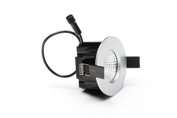 Ein LED-Downlight mit schwarzem Kühlkörper und silbernem Rahmen, zeigt eine Kabelverbindung auf der Rückseite.