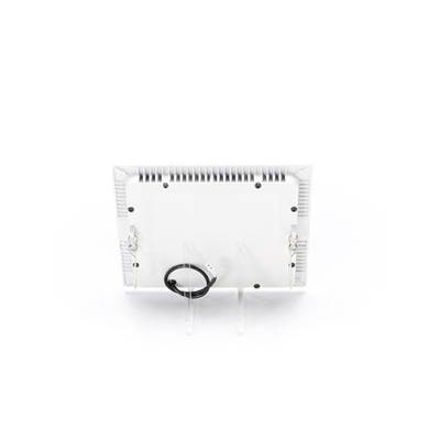 Rückseite eines weißen elektronischen Geräts mit einem angeschlossenen Kabel, gezeigt auf einem weißen Hintergrund.
