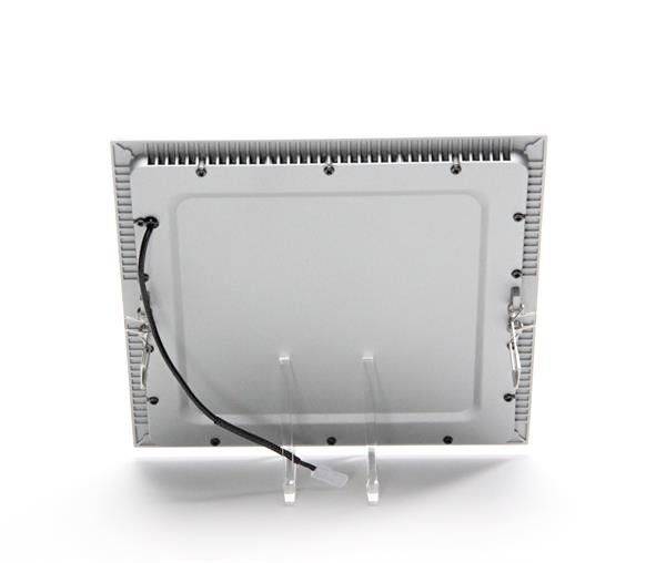 Rückseite eines weißen elektronischen Geräts mit Kabel. Gerät steht auf einem transparenten Ständer.