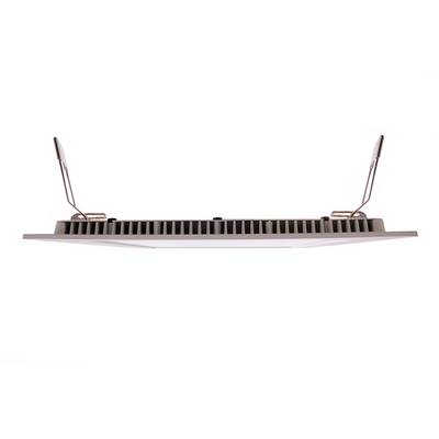LED-Paneelleuchte in seitlicher Ansicht. Befestigungselemente an den Seiten. Schlankes, modernes Design, geeignet für flache Decken.