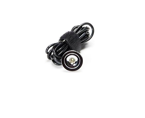 Ein Kabel mit einem runden Metallanschluss, das in einer Schleife gebunden und mit einem Klettverschluss fixiert ist.