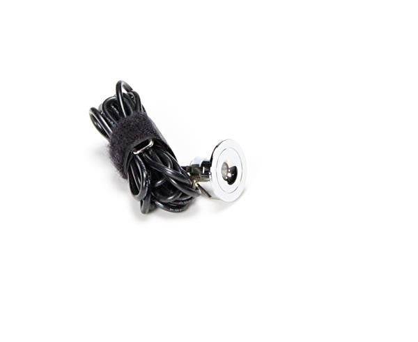 Ein zusammengewickeltes schwarzes Kabel mit einem kleinen Metallknopf oder -sensor am Ende, auf einem weißen Hintergrund.