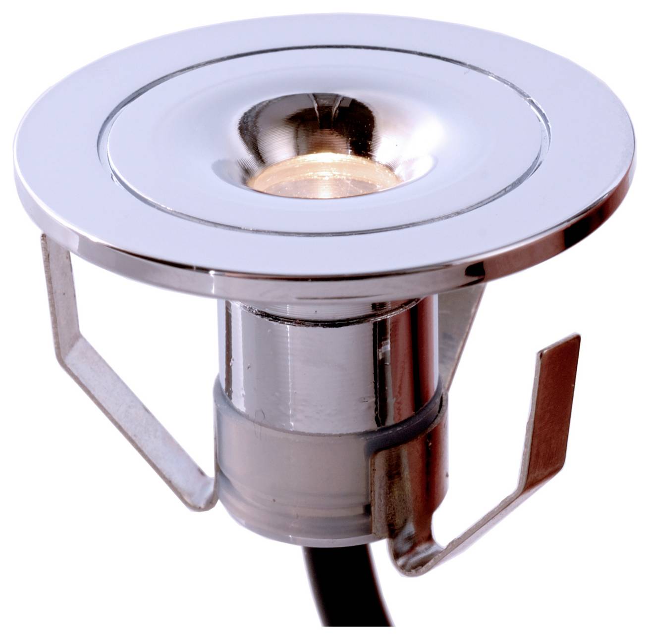 Nahaufnahme eines kleinen Einbau-LED-Downlights mit glänzendem Chromrahmen, Metallfederklammern und einem schwarzen Stromkabel.