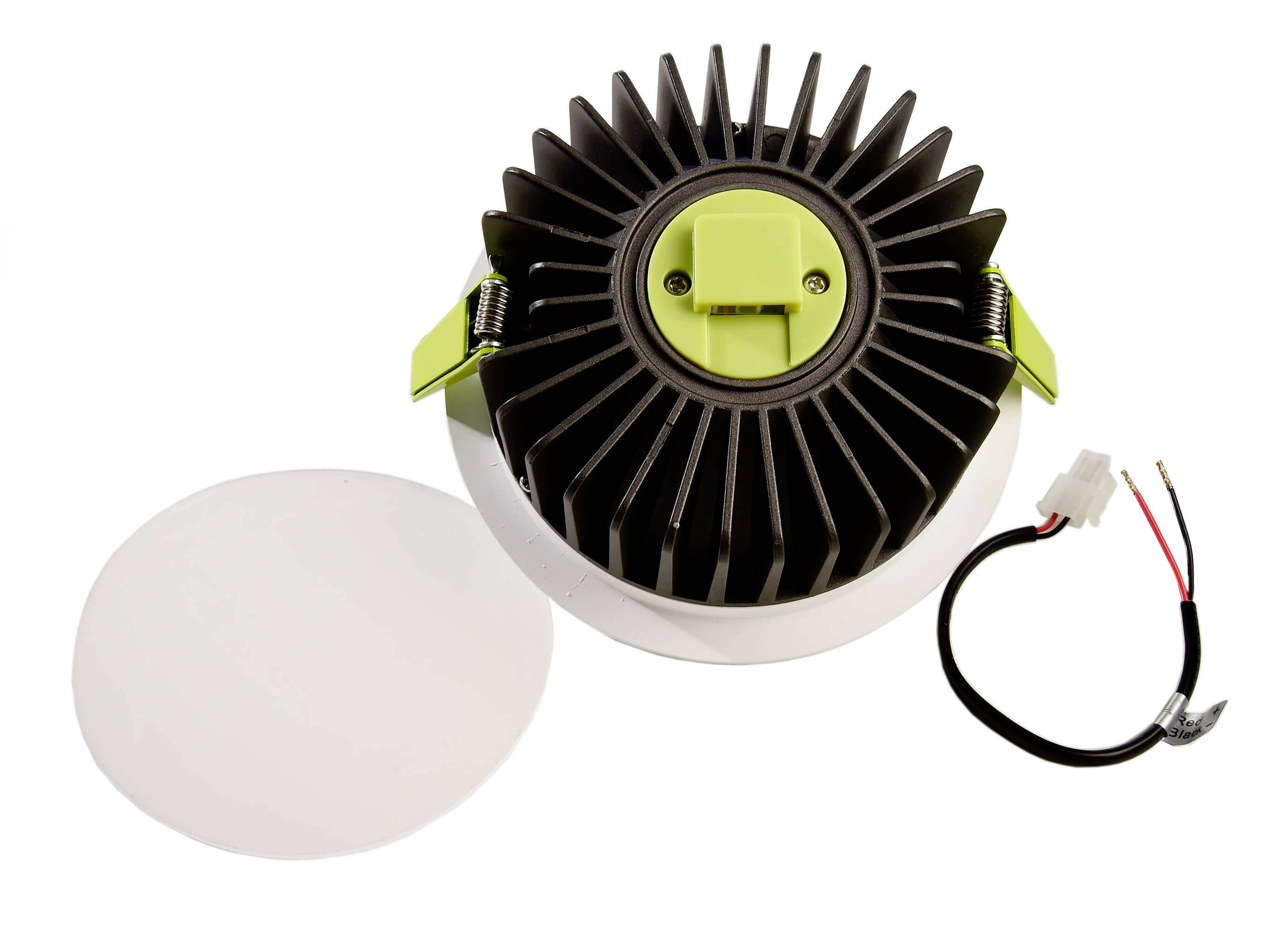 LED-Deckeneinbauleuchte mit Kühlkörper, abnehmbarem Diffusor und zwei Drähten. Geeignet für energieeffiziente Beleuchtungslösungen.