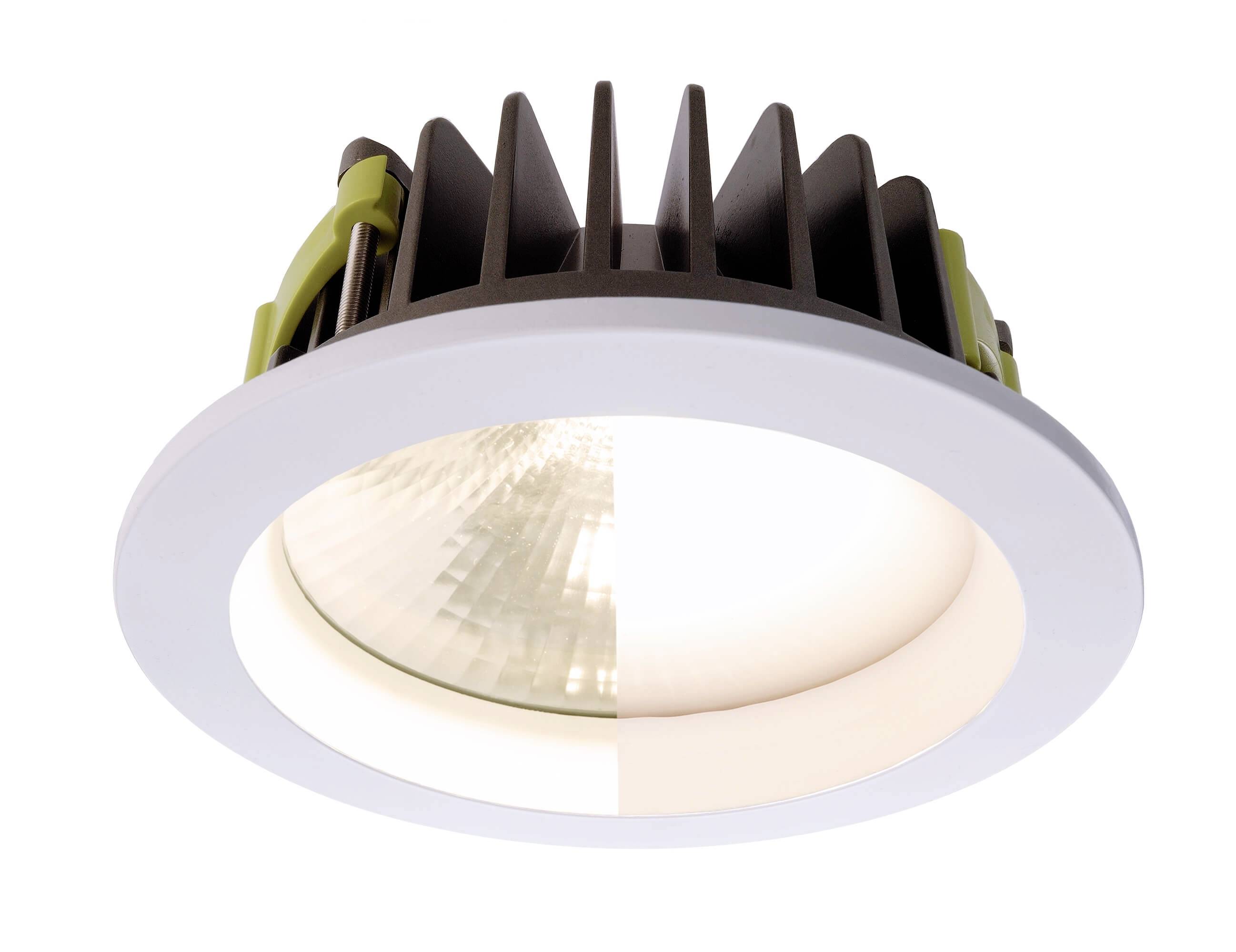 Rundes, eingelassenes LED-Downlight mit geriffeltem Reflektor und Kühlkörper. Licht strahlt sanft nach außen.