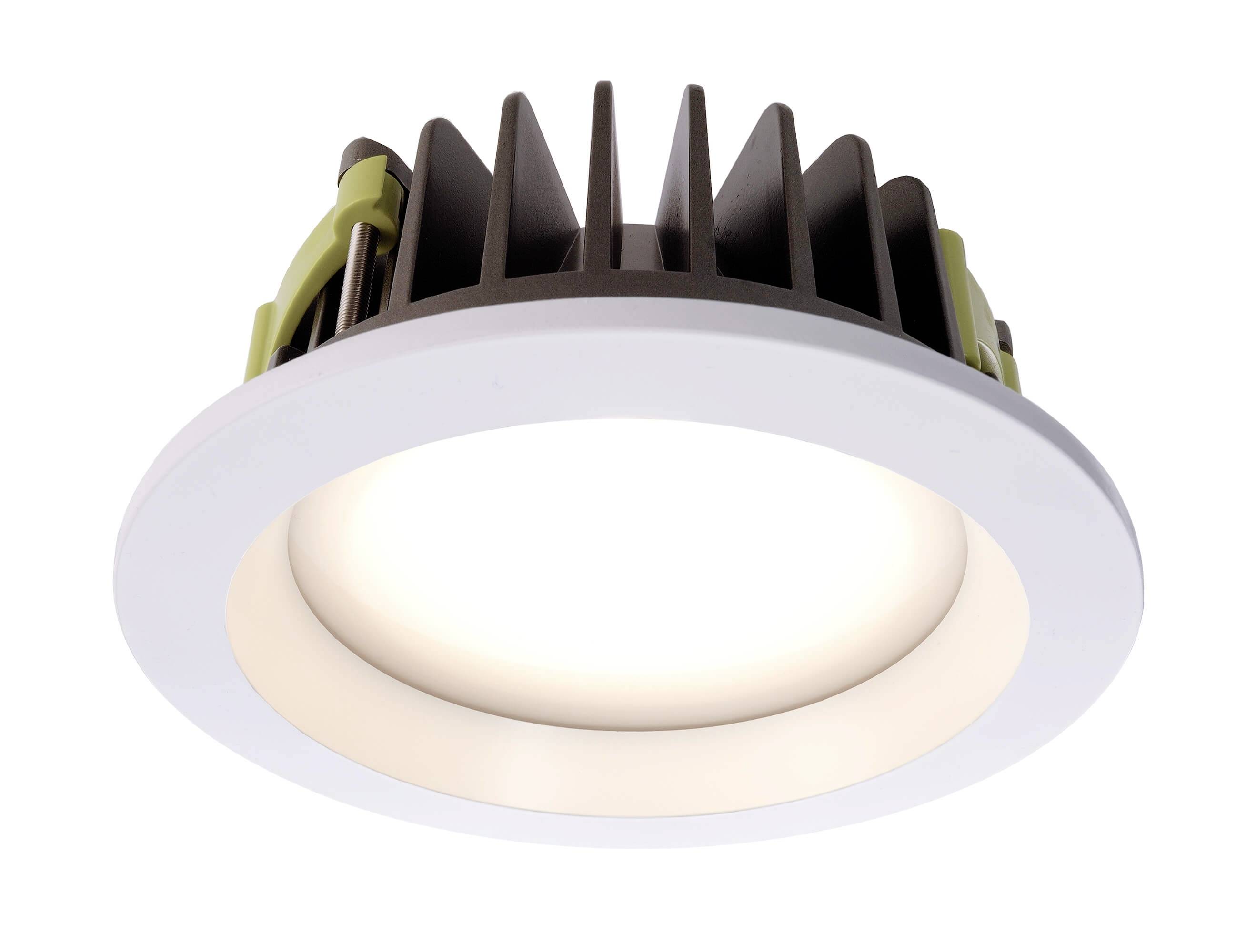 Ein runder LED-Deckenspot mit weißem Rahmen, schwarzer Kühlrippe und grünen Halteklammern, der warmes weißes Licht abstrahlt.