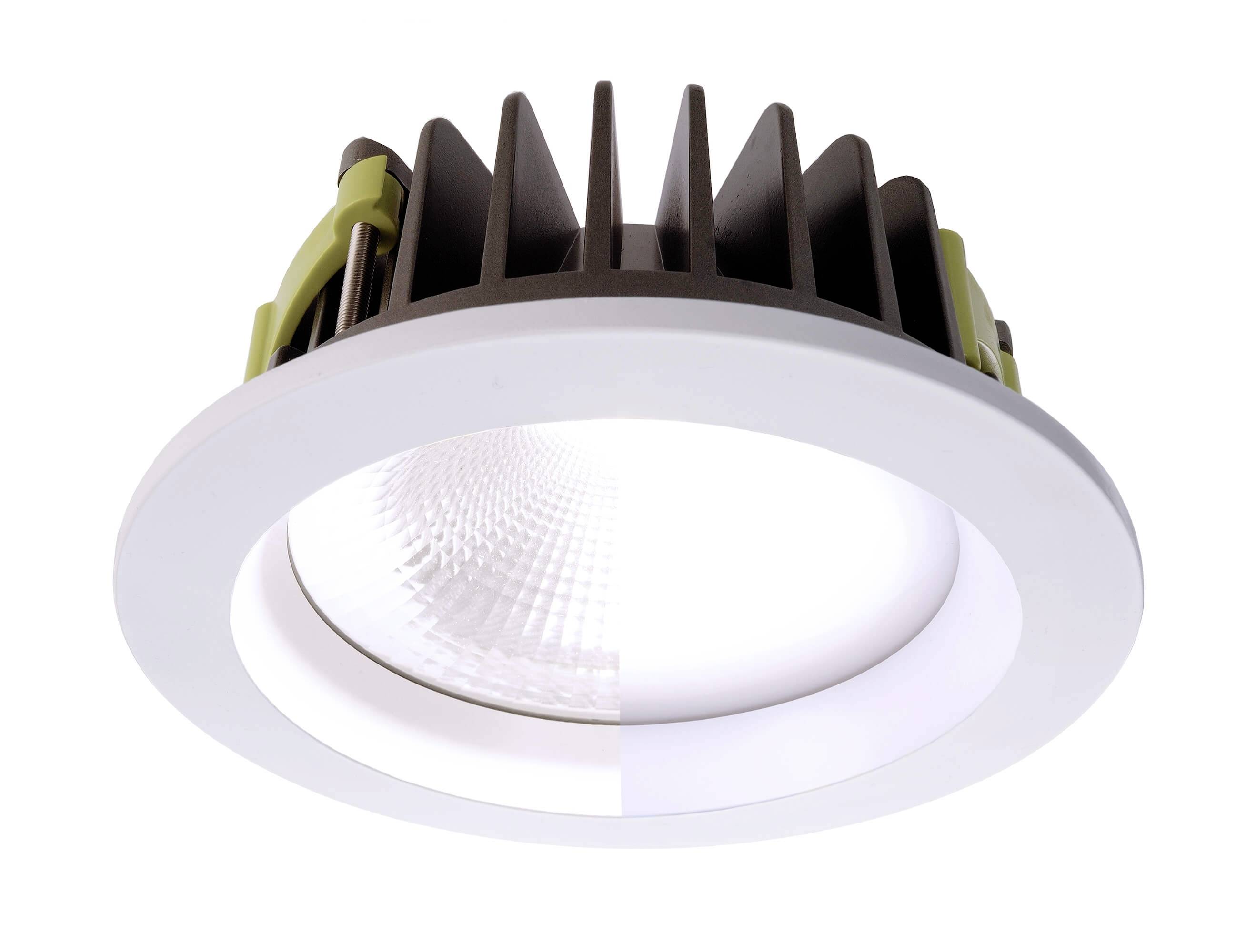 Runder LED-Deckenstrahler mit weißem Rahmen und schwarzer Kühlrippe. Verwendet in Wohn- und Geschäftsbeleuchtung für energieeffizientes Licht.