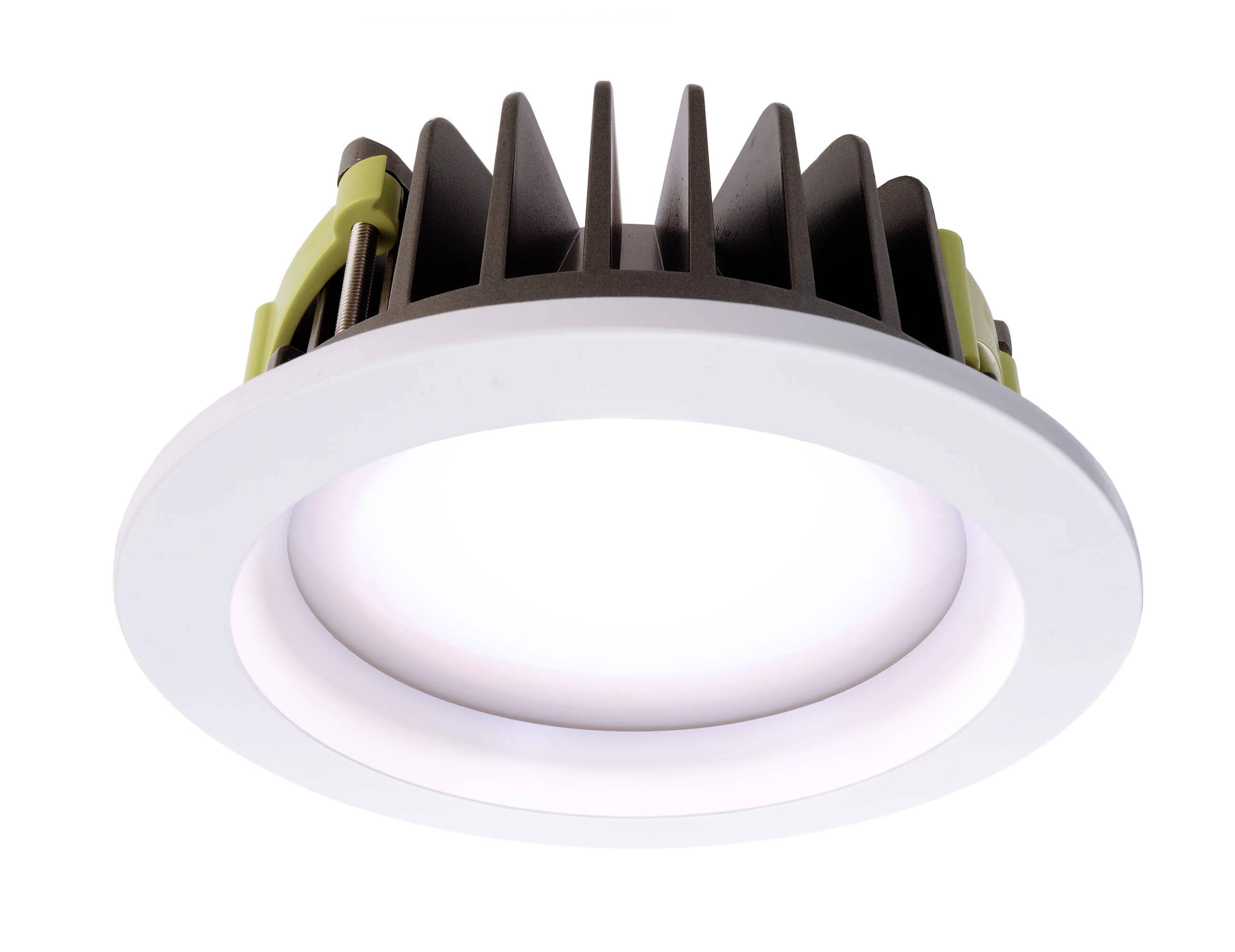 Ein runder LED-Deckeneinbaustrahler mit weißem Rahmen und Kühlkörper. Geeignet für Innenbeleuchtung.
