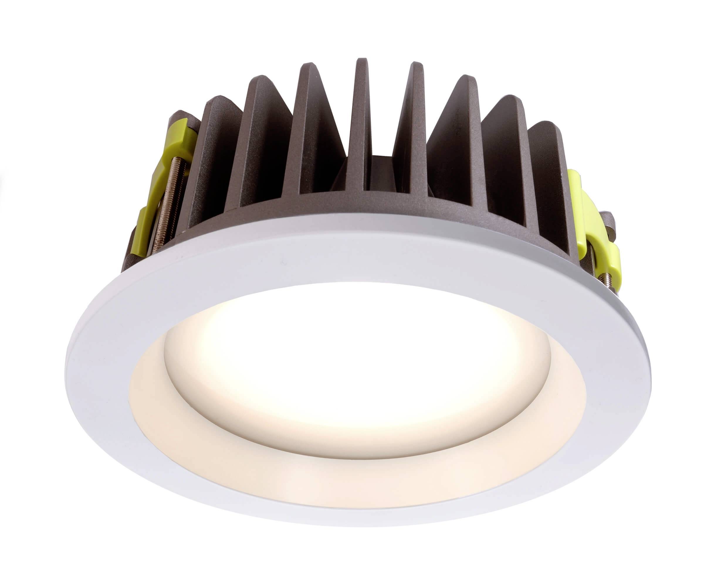 Ein rundes LED-Downlight mit einem weißen Rahmen und einem Kühler aus bronzefarbenem Material. Es strahlt warmes Licht aus.