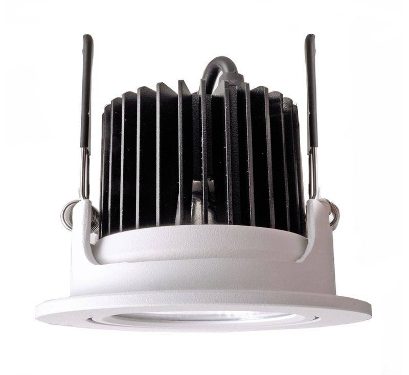 Ein weißer LED-Deckeneinbaustrahler mit schwarzem Kühlkörper und zwei Clips zur Befestigung.