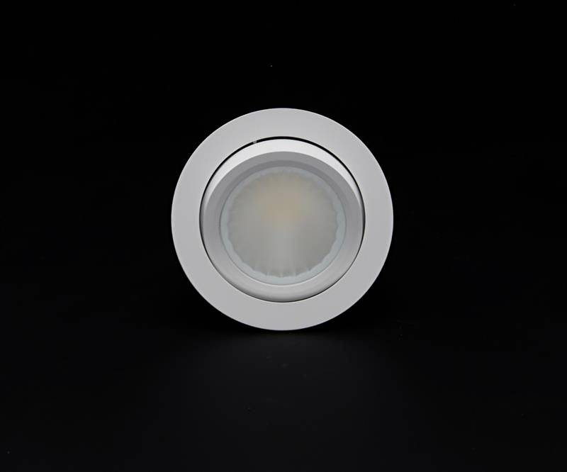 Ein einzelner, runder LED-Spot in einem silbernen Gehäuse, auf einem schwarzen Hintergrund platziert.
