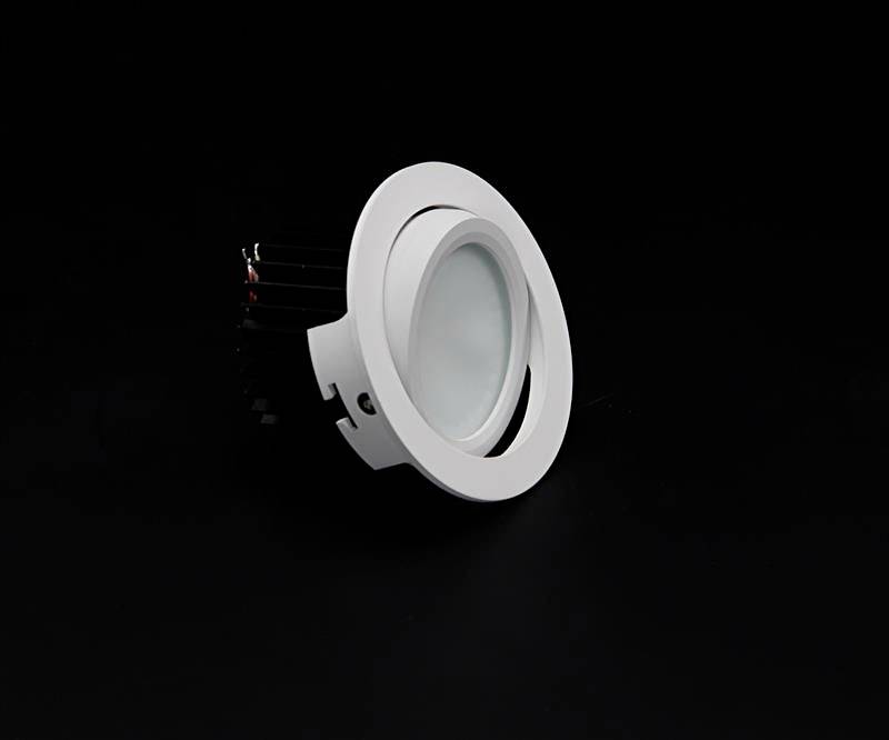 Ein weißer, runder LED-Deckeneinbaustrahler vor schwarzem Hintergrund, geeignet für moderne Innenbeleuchtung.