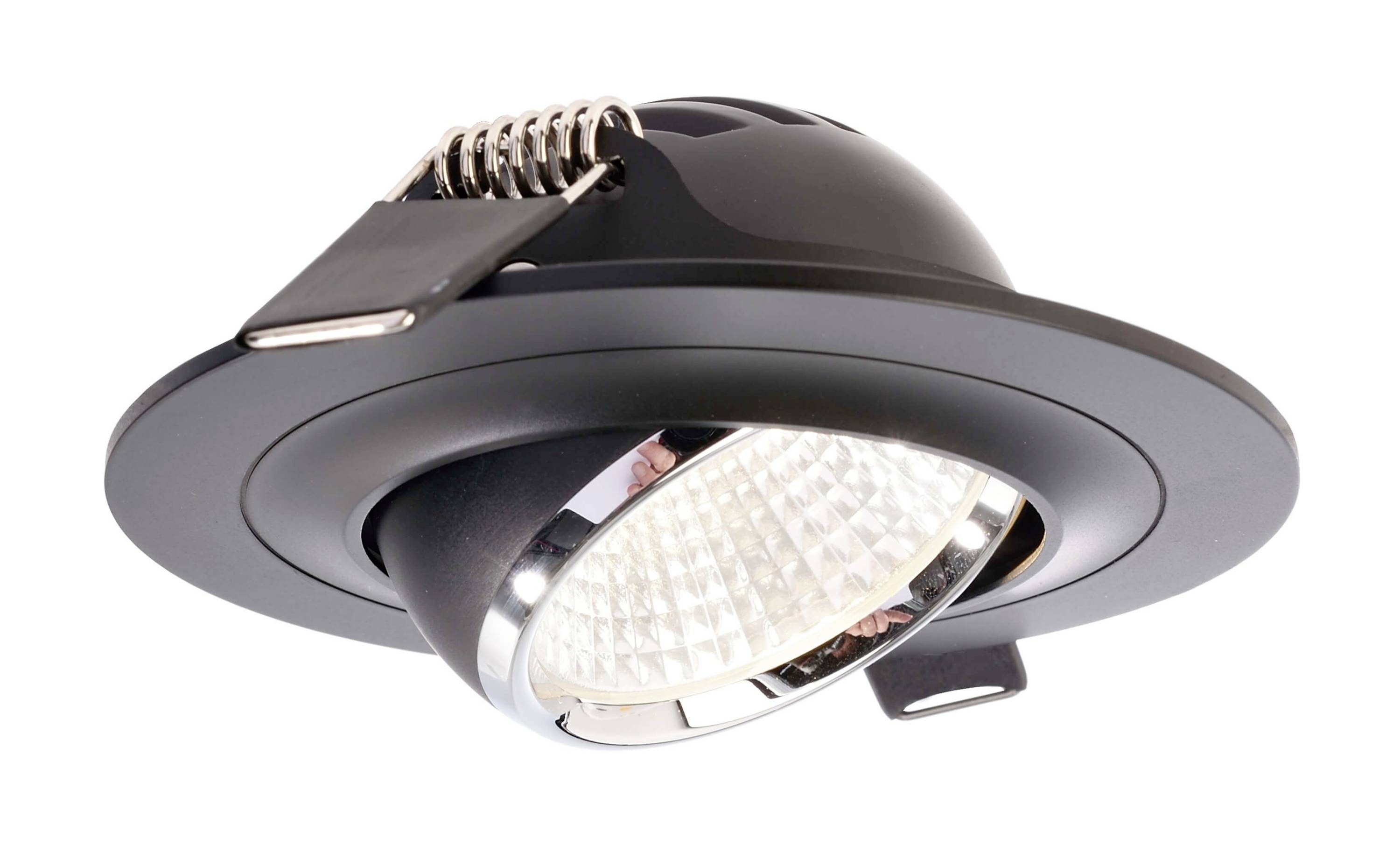 Ein schwenkbarer, runder, schwarzer LED-Deckeneinbaustrahler mit sichtbaren Halteclips. Ideal für flexible Beleuchtungslösungen.
