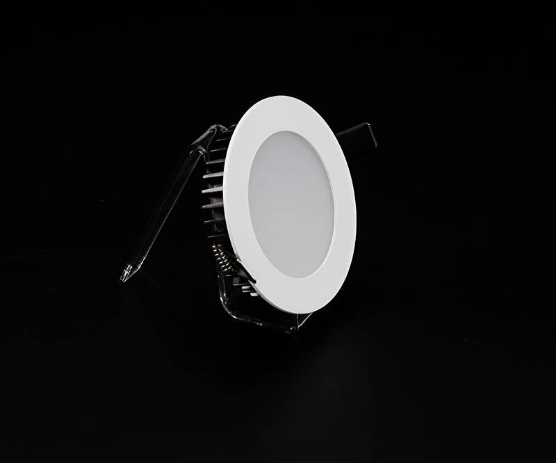 Rundes LED-Einbauleuchte mit weißem Rand und Metallrückseite vor schwarzem Hintergrund, geeignet für Deckenmontage.