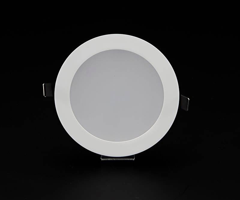 Runde, weiße LED-Deckenleuchte vor schwarzem Hintergrund. Eignet sich für moderne, minimalistische Innenräume.