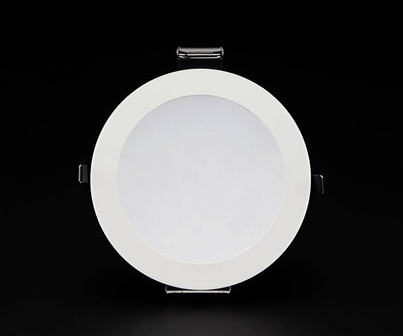 Runde LED-Einbauleuchte mit weißem Rahmen auf schwarzem Hintergrund. Ideal für moderne Innenraumbeleuchtung.