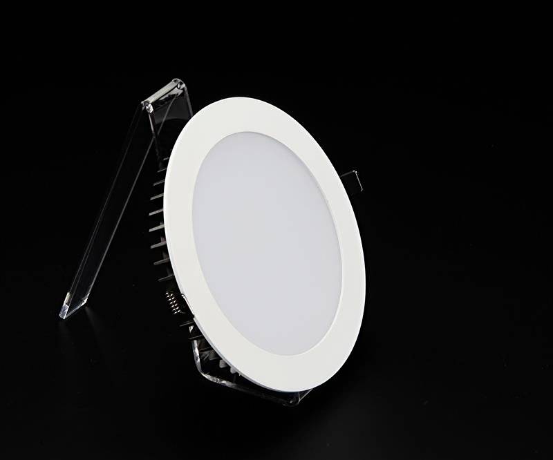 Ein runder, weißer LED-Panel-Lichtstrahler mit schwarzem Hintergrund, auf einem transparenten Ständer stehend.